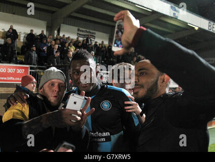 Fußball - Sky Bet League Two - Play Off - Second Leg - Wycombe Wanderers gegen Plymouth Argyle - Adams Park. Aaron Pierre von Wycombe Wanderers feiert nach der Pfeife auf dem Spielfeld Stockfoto