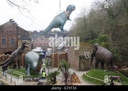 Ein lebensgroßes Modell eines Tyrannosaurus Rex wird in das Tal der Dinosaurier Attraktion gesenkt. Stockfoto