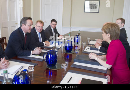 Premierminister David Cameron (links) trifft im Bute House in Edinburgh die schottische Premierministerin Nicola Sturgeon (rechts). Stockfoto