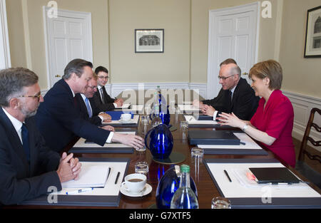 Premierminister David Cameron (2. Links) trifft im Bute House in Edinburgh die schottische erste Ministerin Nicola Sturgeon (rechts). Stockfoto