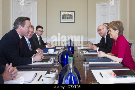 Premierminister David Cameron (links) trifft im Bute House in Edinburgh die schottische Premierministerin Nicola Sturgeon (rechts). Stockfoto