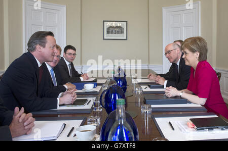 Premierminister David Cameron (links) trifft im Bute House in Edinburgh die schottische Premierministerin Nicola Sturgeon (rechts). Stockfoto