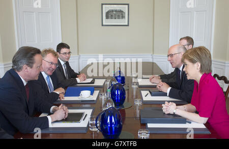 Premierminister David Cameron (links) trifft im Bute House in Edinburgh die schottische Premierministerin Nicola Sturgeon (rechts). Stockfoto