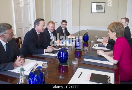 Premierminister David Cameron (2. Links) trifft im Bute House in Edinburgh die schottische erste Ministerin Nicola Sturgeon (rechts). Stockfoto