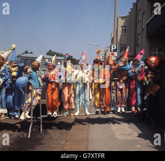 Battle of the Flowers, Jersey. Karnevalsfiguren in der Battle of the Flowers von Jersey. Stockfoto