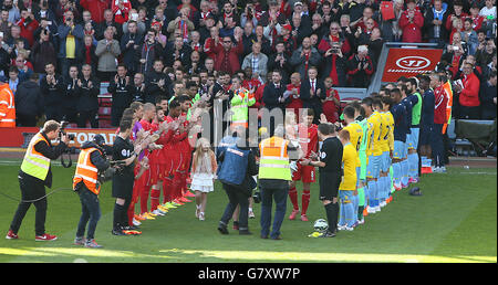 Steven Gerrard aus Liverpool tritt vor dem Spiel der Barclays Premier League in Anfield, Liverpool, zu einer Ehrenwache aus. DRÜCKEN Sie VERBANDSFOTO. Bilddatum: Samstag, 16. Mai 2015. Siehe PA Geschichte FUSSBALL Liverpool. Bildnachweis sollte lauten: Peter Byrne/PA Wire. . . Stockfoto