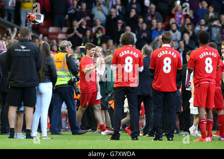 Steven Gerrard aus Liverpool tritt nach dem Spiel der Barclays Premier League in Anfield, Liverpool, zu einer stehenden Ovation aus. DRÜCKEN SIE VERBANDSFOTO. Bilddatum: Samstag, 16. Mai 2015. Siehe PA Geschichte FUSSBALL Liverpool. Bildnachweis sollte lauten: Peter Byrne/PA Wire. Maximal 45 Bilder während eines Matches. Keine Videoemulation oder Promotion als „live“. Keine Verwendung in Spielen, Wettbewerben, Werbeartikeln, Wetten oder Einzelclub-/Spielerdiensten. Keine Verwendung mit inoffiziellen Audio-, Video-, Daten-, Spiele- oder Club/League-Logos. Stockfoto