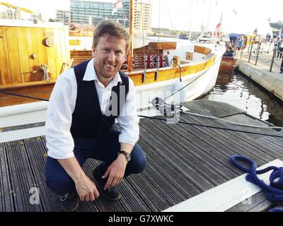 Joe Radmore vor seinem Boot The Silver Queen, eines der Dunkirk Little Ships am Royal Victoria Dock, London, als sie sich versammeln, um den 75. Jahrestag der großen Rettungsaktion - genannt Operation Dynamo - zu begehen. Stockfoto