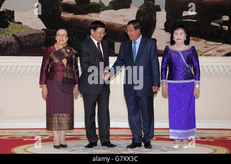 Phnom Penh, Kambodscha. 27. Juni 2016. Kambodschanische Premierminister Samdech Techo Hun Sen (2. R) schüttelt die Hand mit dem Besuch der laotischen Premierminister Thongloun Sisoulith (2. L) im Friedenspalast in Phnom Penh, Kambodscha, am 27. Juni 2016. Lao Premierminister Thongloun Sisoulith war auf seiner zweitägigen offiziellen Besuch in Kambodscha. © Sovannara/Xinhua/Alamy Live-Nachrichten Stockfoto