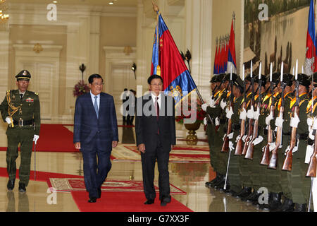 Phnom Penh, Kambodscha. 27. Juni 2016. Kambodschanische Premierminister Samdech Techo Hun Sen (2 L) und den Besuch von Premierminister Lao Thongloun Sisoulith (3. L) untersuchen die Ehrenwache am Friedenspalast in Phnom Penh, Kambodscha, am 27. Juni 2016. Lao Premierminister Thongloun Sisoulith war auf seiner zweitägigen offiziellen Besuch in Kambodscha. © Sovannara/Xinhua/Alamy Live-Nachrichten Stockfoto