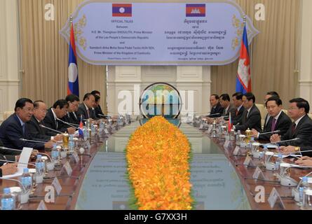 Phnom Penh, Kambodscha. 27. Juni 2016. Kambodschanische Premierminister Samdech Techo Hun Sen (1. L) führt Gespräche mit dem Besuch der laotischen Premierminister Thongloun Sisoulith (1. R) im Friedenspalast in Phnom Penh, Kambodscha, am 27. Juni 2016. Lao Premierminister Thongloun Sisoulith war auf seiner zweitägigen offiziellen Besuch in Kambodscha. © Sovannara/Xinhua/Alamy Live-Nachrichten Stockfoto