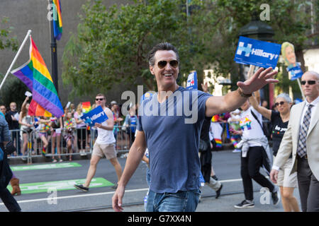 San Francisco, USA. 26. Juni 2016. Leutnant-Gouverneur von Kalifornien Gavin Newsom Wellen um die Massen während der 2016-Pride-Parade in San Francisco, CA. Credit: John Orvis/Alamy Live News Stockfoto