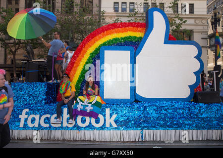 San Francisco, USA. 26. Juni 2016. Der Facebook-Schwimmer aus der 2016-San Francisco-Pride-Parade. Bildnachweis: John Orvis/Alamy Live-Nachrichten Stockfoto