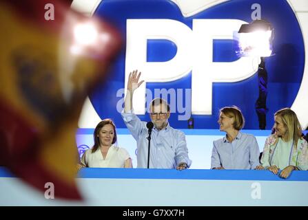 Madrid, Spanien. 26. Juni 2016. Mariano Rajoy (2 L), spricht Spanisch, Premierminister und Führer der Volkspartei, an Partei Zentrale in Madrid, die Hauptstadt von Spanien, 26. Juni 2016. Die Volkspartei hat die meisten Stimmen bei den Parlamentswahlen am Sonntag gewonnen, aber versäumt, die Mehrheit bekommen. Bildnachweis: Belen Diaz/Xinhua/Alamy Live-Nachrichten Stockfoto