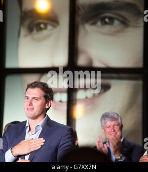 Madrid, Spanien. 26. Juni 2016. Albert Rivera (L), Führer der Mitte-Rechts-Partei Bürger, Gesten an die Parteizentrale in Madrid, die Hauptstadt von Spanien, am 26. Juni 2016. gewann die meisten Stimmen bei den Parlamentswahlen am Sonntag, aber die Mehrheit bekommen. Bildnachweis: Mortimer Peterssen/Xinhua/Alamy Live-Nachrichten Stockfoto