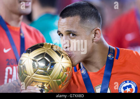 New Jersey, USA. 26. Juni 2016. Alexis Sanchez de Chile küsst den goldenen Kugel-Preis für den besten Spieler der Copa America Centenario nach dem Sieg im Finale des 2016 Copa America Centenario-Soccer-Turnier am Metlife Stadium in New Jersey, USA am 26. Juni 2016. Chile besiegte Argentinien mit 4: 2 im Elfmeterschießen. Bildnachweis: Li Muzi/Xinhua/Alamy Live-Nachrichten Stockfoto