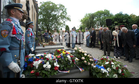 Prag, Tschechische Republik. 26. Juni 2016. Ein Gedenk Akt fand am symbolischen Grab von Milada Horakova, ein tschechoslowakischer Politiker nach einem Schauprozess im Jahr 1950 auf einem Friedhof in Prag, Tschechische Republik, 26. Juni 2016 ausgeführt. Im Bild mit weißen Schal Nadezda Kavalirova, Vorsitzende des Bundes der politischen Gefangenen. © Michal Kamaryt/CTK Foto/Alamy Live-Nachrichten Stockfoto