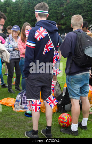 Wimbledon London, UK. 27. Juni 2016.  Tennis-Fans Schlange für die Tickets in Wimbledon Park am Eröffnungstag der Wimbledon Championships Kredit 2016: Amer Ghazzal/Alamy Live-Nachrichten Stockfoto