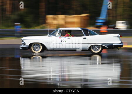 (160627)--Moskau, 27. Juni 2016 (Xinhua)--ein Auto gesehen, während "Bosch Moskau Klassik Rallye" racing in Moskau, die Hauptstadt von Russland, am 26. Juni 2016. Ein klassisches Rennspiel namens "Bosch Moskau Klassik Rallye" startete am Sonntag in Moskau. Es zog hunderte von Oldtimern aus den 1910er Jahren bis 1980er Jahre einschließlich Autos verschiedener Marken aus Deutschland, Italien, den USA und Russland. (Xinhua/Evgeny Sinitsyn) Stockfoto