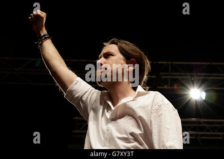 Madrid, Spanien. 27. Juni 2016. Der Führer der spanischen gegen Sparpolitik politischen Partei Podemos (wir können), Pablo Iglesias, versucht aufmuntern seiner Anhänger auf die Wahlnacht in Madrid nach Podemos nicht erwarteten Ergebnisse bei den wiederholten allgemeinen Wahlen am 26. Juni 2016 zu erreichen. Bildnachweis: Mira Galanova/Alamy Live-Nachrichten Stockfoto