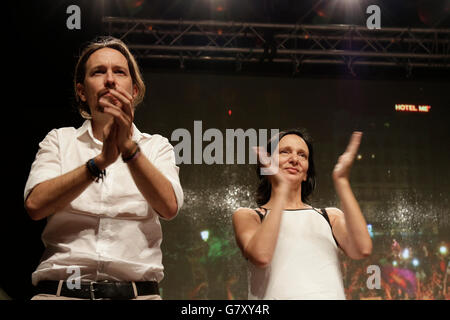 Madrid, Spanien. 27. Juni 2016. Der Führer der spanischen gegen Sparpolitik politischen Partei Podemos (wir können), Pablo Iglesias, versucht aufmuntern seiner Anhänger auf die Wahlnacht in Madrid nach Podemos nicht erwarteten Ergebnisse bei den wiederholten allgemeinen Wahlen am 26. Juni 2016 zu erreichen. Bildnachweis: Mira Galanova/Alamy Live-Nachrichten Stockfoto