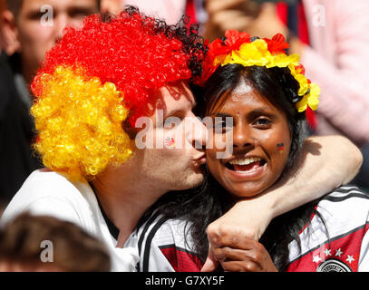 Lille, Frankreich. 26. Juni 2016. Deutsche Fans paar küssen Deutschland - Slowakei beste 16, Fußball europäischen Meisterschaften EURO am 26. Juni 2016 in Lille, Frankreich. Fussball Nationalmannschaft, Deutschland, Slowakei, Octos Credit: Peter Schatz / Alamy Live News Stockfoto