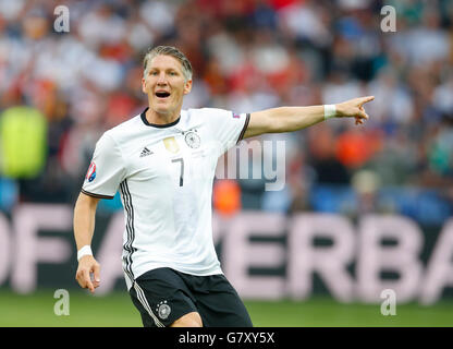 Lille, Frankreich. 26. Juni 2016. Bastian SCHWEINSTEIGER, DFB 7 Geste Halfsize Deutschland - Slowakei beste 16, Fußball europäischen Meisterschaften EURO am 26. Juni 2016 in Lille, Frankreich. Fussball Nationalmannschaft, Deutschland, Slowakei, Octos Credit: Peter Schatz / Alamy Live News Stockfoto