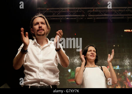 Madrid, Spanien. 27. Juni 2016. Der Führer der spanischen gegen Sparpolitik politischen Partei Podemos (wir können), Pablo Iglesias, versucht aufmuntern seiner Anhänger auf die Wahlnacht in Madrid nach Podemos nicht erwarteten Ergebnisse bei den wiederholten allgemeinen Wahlen am 26. Juni 2016 zu erreichen. Bildnachweis: Mira Galanova/Alamy Live-Nachrichten Stockfoto