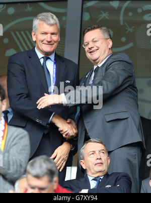 Lille, Frankreich. 26. Juni 2016. Präsident des deutschen Fußball-Bund DFB, Reinhard Dieter Grindel (R), grüßt David Gill, Mitglied des UEFA-Exekutivkomitees und ehemaliger Direktor Manchester United, neben ehemaligen Präsidenten des DFB, Wolfgang Niersbach (unten), während der UEFA EURO 2016 Runde von 16 Fußballspiel zwischen Deutschland und der Slowakei im Pierre Mauroy Stadium in Lille, Frankreich, 26. Juni 2016. Foto: Arne Dedert/Dpa/Alamy Live-Nachrichten Stockfoto