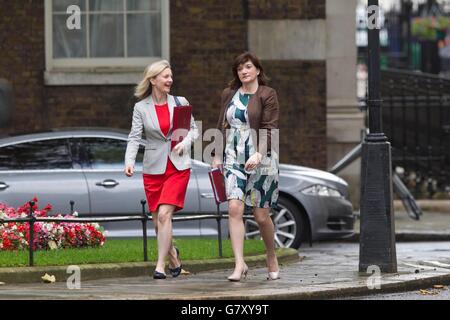 London, UK. 27. Juni 2016. Liz Truss (links) Secretary Of State for Environment, Food and Rural Affairs, mit (rechts) Nicky Morgan Secretary Of State for Education, kommen für die konservative Partei EU Notfall Kabinettssitzung in Downing Street, London, UK-Credit: Jeff Gilbert/Alamy Live News Stockfoto