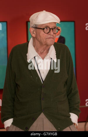 London, UK.  27. Juni 2016.  David Hockney RA präsentiert seine neue Ausstellung "82 Porträts und 1 Still-Leben", an der Royal Academy of Arts in Piccadilly.  Die Gemälde, als ein Körper der Arbeit, in den letzten zweieinhalb Jahren in Los Angeles-Studio des Künstlers vorgenommen wurden und werden 2 Juli bis 2. Oktober. Bildnachweis: Stephen Chung / Alamy Live News Stockfoto