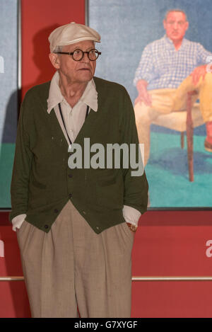 London, UK.  27. Juni 2016.  David Hockney RA präsentiert seine neue Ausstellung "82 Porträts und 1 Still-Leben", an der Royal Academy of Arts in Piccadilly.  Die Gemälde, als ein Körper der Arbeit, in den letzten zweieinhalb Jahren in Los Angeles-Studio des Künstlers vorgenommen wurden und werden 2 Juli bis 2. Oktober. Bildnachweis: Stephen Chung / Alamy Live News Stockfoto