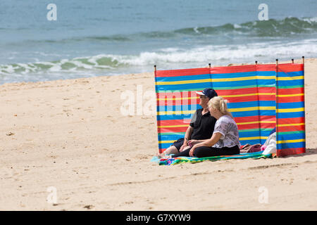 Bournemouth, Dorset, UK 27. Juni 2016. UK-Wetter: Besucher gehen für den Urlaub am Meer wie die Sonne durch die Wolken in Bournemouth bricht Strand Credit: Carolyn Jenkins/Alamy Live News Stockfoto