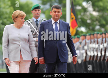 Berlin, Deutschland. 27. Juni 2016. Bundeskanzlerin Angela Merkel empfängt ukrainische Ministerpräsidentin Volodymyr Groysman mit militärischen Ehren bei seinem ersten offiziellen Besuch in Berlin, Deutschland, 27. Juni 2016. Foto: KAY NIETFELD/Dpa/Alamy Live News Stockfoto