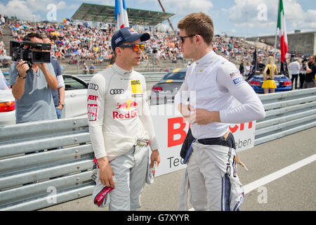 Nürnberg, Deutschland. 26. Juni 2016. Schwedische DTM-Rennfahrer Mattias Ekstroem (L - Abt-Audi-Sportsline) spricht mit seinem britischen Kollegen Paul Di Resta (HWA-Mercedes) vor Beginn der 8. Rennen in der Deutschen Tourenwagen Masters (DTM)-Rennen auf dem Norisring in Nürnberg, 26. Juni 2016. Foto: DANIEL KARMANN/Dpa/Alamy Live News Stockfoto