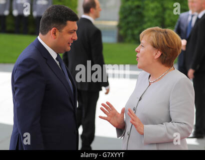 Berlin, Deutschland. 27. Juni 2016. Bundeskanzlerin Angela Merkel empfängt ukrainische Ministerpräsidentin Volodymyr Groysman bei seinem ersten offiziellen Besuch in Berlin, Deutschland, 27. Juni 2016. Foto: KAY NIETFELD/Dpa/Alamy Live News Stockfoto