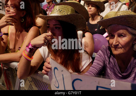 Madrid, Spanien. 26. Juni 2016. Anhänger der spanischen linken Koalition Unidos Podemos (zusammen können wir) Uhr mit Angst und Enttäuschung als Ergebnisse kommen schlage Unidos Podemos war schlimmer, als es bei den wiederholten allgemeinen Wahlen am 26. Juni 2016 erwartet worden war. Bildnachweis: Mira Galanova/Alamy Live-Nachrichten Stockfoto