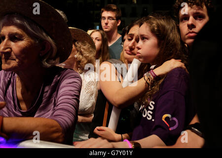 Madrid, Spanien. 26. Juni 2016. Unterstützer der spanischen linken Koalition Unidos Podemos (zusammen können wir) Uhr mit Enttäuschung als Ergebnisse der wiederholten allgemeinen Wahlen am 26. Juni 2016 zeigen, dass Unidos Podemos nicht schlimmer, als man es erwartet hatte. Bildnachweis: Mira Galanova/Alamy Live-Nachrichten Stockfoto