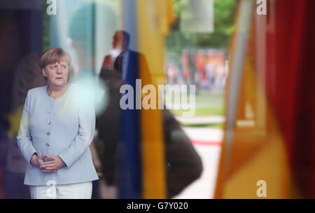 Berlin, Deutschland. 27. Juni 2016. Bundeskanzlerin Angela Merkel wartet auf die Ankunft ukrainische Ministerpräsidentin Volodymyr Groysman auf seinem ersten offiziellen Besuch in Berlin, Deutschland, 27. Juni 2016. Foto: KAY NIETFELD/Dpa/Alamy Live News Stockfoto