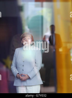 Berlin, Deutschland. 27. Juni 2016. Bundeskanzlerin Angela Merkel wartet auf die Ankunft ukrainische Ministerpräsidentin Volodymyr Groysman auf seinem ersten offiziellen Besuch in Berlin, Deutschland, 27. Juni 2016. Foto: KAY NIETFELD/Dpa/Alamy Live News Stockfoto