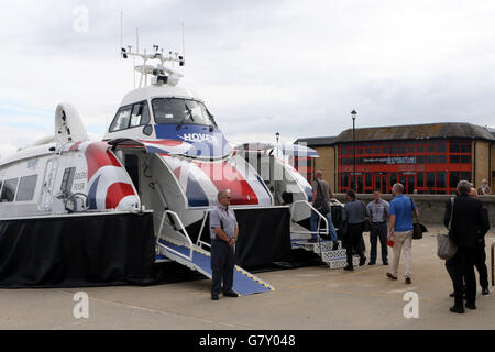 Ryde, Isle Of Wight Montag, 27. Juni 2016 nur Passagier Hovercraft-Unternehmen der Welt investiert in zwei neue Schiffe, die bestehende Flotte in diesem Sommer zu ersetzen: Flyer Solent und Insel-Flyer. Im Bild ist Neil Chapman MD schweben Reisen und Martin Groves Neil Chapman, managing Director von Hovertravel, erklärt: "Hovertravels aktuellen Handwerk wird in Kürze ersetzt werden oder benötigen umfangreichen Sanierung fällig und wir wollten für die Zukunft planen. Bildnachweis: Uknip/Alamy Live-Nachrichten Stockfoto