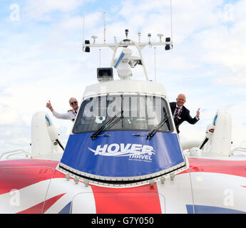 Ryde, Isle Of Wight Montag, 27. Juni 2016 nur Passagier Hovercraft-Unternehmen der Welt investiert in zwei neue Schiffe, die bestehende Flotte in diesem Sommer zu ersetzen: Flyer Solent und Insel-Flyer. Im Bild ist Neil Chapman MD schweben Reisen und Martin Groves Neil Chapman, managing Director von Hovertravel, erklärt: "Hovertravels aktuellen Handwerk wird in Kürze ersetzt werden oder benötigen umfangreichen Sanierung fällig und wir wollten für die Zukunft planen. Bildnachweis: Uknip/Alamy Live-Nachrichten Stockfoto