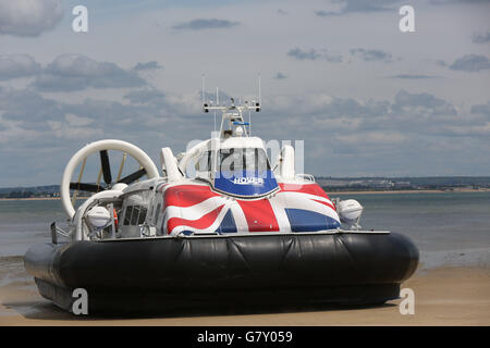 Ryde, Isle Of Wight Montag, 27. Juni 2016 nur Passagier Hovercraft-Unternehmen der Welt investiert in zwei neue Schiffe, die bestehende Flotte in diesem Sommer zu ersetzen: Flyer Solent und Insel-Flyer. Im Bild ist Neil Chapman MD schweben Reisen und Martin Groves Neil Chapman, managing Director von Hovertravel, erklärt: "Hovertravels aktuellen Handwerk wird in Kürze ersetzt werden oder benötigen umfangreichen Sanierung fällig und wir wollten für die Zukunft planen. Bildnachweis: Uknip/Alamy Live-Nachrichten Stockfoto