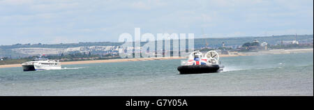 Ryde, Isle Of Wight Montag, 27. Juni 2016 nur Passagier Hovercraft-Unternehmen der Welt investiert in zwei neue Schiffe, die bestehende Flotte in diesem Sommer zu ersetzen: Flyer Solent und Insel-Flyer. Im Bild ist Neil Chapman MD schweben Reisen und Martin Groves Neil Chapman, managing Director von Hovertravel, erklärt: "Hovertravels aktuellen Handwerk wird in Kürze ersetzt werden oder benötigen umfangreichen Sanierung fällig und wir wollten für die Zukunft planen. Bildnachweis: Uknip/Alamy Live-Nachrichten Stockfoto