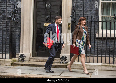 London, UK. 27. Juni 2016. Lassen Sie Nicky Morgan, Staatssekretär für Bildung, und Stephen Crabb, Secretary Of State for Work and Pensions, 10 Downing Street nach der ersten Kabinettssitzung um Großbritanniens Austritt aus der Europäischen Union zu diskutieren. Bildnachweis: Mark Kerrison/Alamy Live-Nachrichten Stockfoto