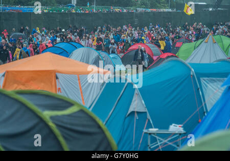 Glastonbury, Somerset, UK. 26. Juni 2016. Eine düstere und nassen Abschlussabend - 2016 Glastonbury Festival, würdig Farm Glastonbury. Bildnachweis: Guy Bell/Alamy Live-Nachrichten Stockfoto