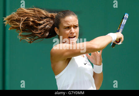 Wimbledon, Großbritannien. 27. Juni 2016. Maria Sakkari von Griechenland gibt den Ball gegen Zheng Saisai von China während der Frauen Singles erstes Vorrundenspiel bei der 2016 Wimbledon Championships in Wimbledon, Südwesten London, Großbritannien, 27. Juni 2016 zurück. Bildnachweis: Ye Pingfan/Xinhua/Alamy Live-Nachrichten Stockfoto