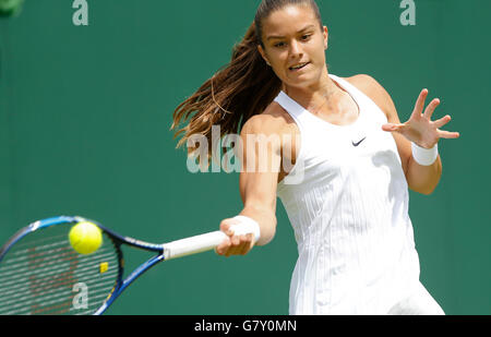 Wimbledon, Großbritannien. 27. Juni 2016. Maria Sakkari von Griechenland gibt den Ball gegen Zheng Saisai von China während der Frauen Singles erstes Vorrundenspiel bei der 2016 Wimbledon Championships in Wimbledon, Südwesten London, Großbritannien, 27. Juni 2016 zurück. Bildnachweis: Ye Pingfan/Xinhua/Alamy Live-Nachrichten Stockfoto