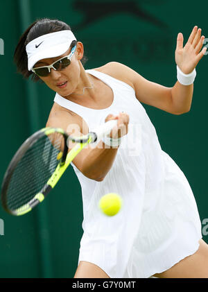 Wimbledon, Großbritannien. 27. Juni 2016. Zheng Saisai China gibt den Ball gegen Maria Sakkari von Griechenland während der Frauen Singles erstes Vorrundenspiel bei der 2016 Wimbledon Championships in Wimbledon, Südwesten London, Großbritannien, 27. Juni 2016 zurück. Bildnachweis: Ye Pingfan/Xinhua/Alamy Live-Nachrichten Stockfoto