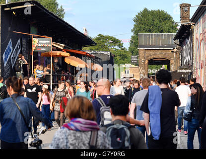 Berlin, Deutschland. 21. Juni 2016. Zahlreiche Menschen Fuß auf dem RAW Gelände an der Revaler Straße im Bezirk Friedrichshain in Berlin, Deutschland, 21. Juni 2016. Interkulturelle Projekte, Veranstaltungen, Ausstellungen und Märkte finden hier statt. Foto: Jens Kalaene/Dpa/Alamy Live News Stockfoto